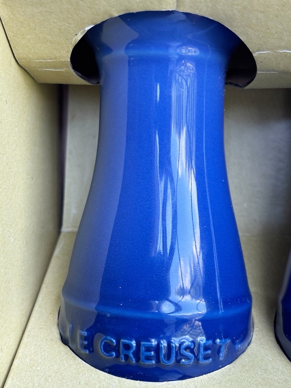 Le Creuset NEW Ceramic Salt and Pepper stoneware shakers in Cobalt 2 piece set - Picture 9 of 9